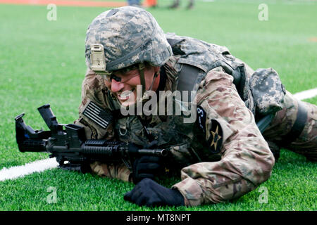 Sgt. 1. Klasse Terrance Widmer, Ancona, IL Eingeborener, zum 2 Infanterie Division/ROK-US kombinierte Geschäftsbereich zugeordnet sind, führt die hohe kriechen während der körperlichen Fitness Challenge teil der Achten Armee 2018 besten Krieger Wettbewerb, gehalten am Camp Casey, der Republik Korea, Mai 17. Die Achte Armee besten Krieger Wettbewerb wird gehalten, zu erkennen und die qualifiziertesten Junior wählen Sie Soldaten und nicht-Officer achte Armee bei der US-Army Pacific besten Krieger Konkurrenz an Schofield Barracks, HI darzustellen in Auftrag gegeben. Der Wettbewerb wird auch die Officer, warran erkennen Stockfoto