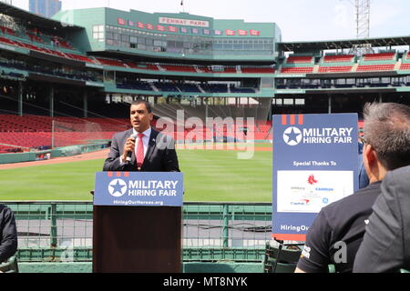 BOSTON, Mass.-- Francisco Urena, Massachusetts, Sekretär der Veteranen Dienstleistungen sprach mit Hunderten von Veteran, Servicemember und militärischen Ehepartner Jobsucher während ein Mieten unsere Helden Veranstaltung hier am 16. Mai 2018 statt. Vermietung unsere Helden ist eine bundesweite Initiative Veteranen zu helfen, den Übergang service Mitglieder und Militär Ehepartner finden sinnvolle Beschäftigungsmöglichkeiten. (Massachusetts National Guard Foto von Armee Sgt. 1. Klasse Laura Berry) Stockfoto