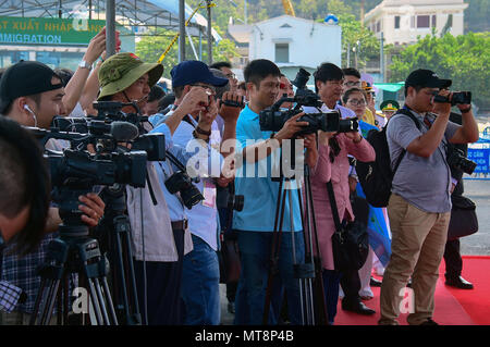 180517-N-QV 906-222 NHA TRANG, Vietnam (17. Mai 2018) Die Mitglieder der Medien zu einer Pressekonferenz nach der Eröffnungsfeier für Pazifische Partnerschaft 2018 (PP18). PP18's Mission ist es, gemeinsam mit Gastgeber und Partner Nationen zu arbeiten regionaler Interoperabilität und Disaster Response Funktionen, erhöhen die Stabilität und Sicherheit in der Region zu stärken, und neue und dauerhafte Freundschaften in der gesamten indopazifischen Region fördern. Pazifische Partnerschaft, der nun in seinem 13. Iteration, ist die größte jährliche internationale humanitäre Hilfe und Katastrophenhilfe Abwehrbereitschaft Mission im Indo durchgeführt. Stockfoto