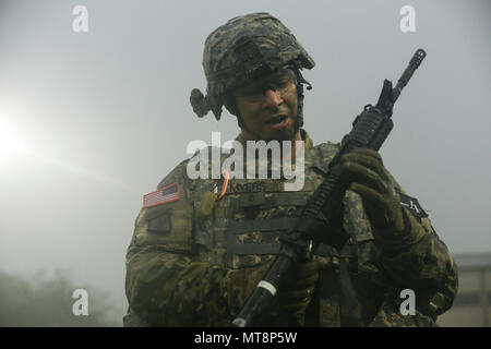 Us-Armee WO1 Jonathan R. Myers, ein Eingeborener von Allentown, PA, der 501St Military Intelligence Brigade zugeordnet, beobachtet seine M4-Karabiner während der Achten Armee besten Krieger Wettbewerb im Camp Casey, der Republik Korea, 17. Mai 2018. Die Achte Armee besten Krieger Wettbewerb wird gehalten, zu erkennen und die qualifiziertesten Junior wählen Sie Soldaten und nicht-Officer achte Armee bei der US-Army Pacific besten Krieger Konkurrenz an Schofield Barracks, HI darzustellen in Auftrag gegeben. Der Wettbewerb wird auch die Officer, Warrant Officer und koreanischen Augmentation der US-Armee erkennen s Stockfoto