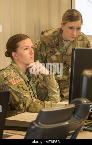 Kapitän Marieke Baughman, Team Leiter, und Staff Sgt. Stephanie weiß, Intelligenz Non-Commissioned Officer, eine potentielle Bedrohung am Mittwoch, den 16. Mai, im Camp Atterbury, Ind, während Cyber Schild 18. Cyber Schild 18 ist ein Army National Guard konzipiert Cyber Krieger auf der Pläne für Ereignisse und Funktionen zu Cyber über 800 Soldaten und Piloten zu bewerten. (U.S. Armee Foto von SPC. Michael Hunnisett) Stockfoto