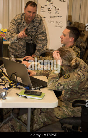 Oberst Corey Halvorson bespricht Details von Cyber Schild mit SPC. Apedaile und Personal. Sgt. Stephanie weiß am Mittwoch, 16. Mai im Camp Atterbury, Ind Cyber Schild 18 ist ein Army National Guard konzipiert Cyber Krieger auf der Pläne für Ereignisse und Funktionen zu Cyber über 800 Soldaten und Piloten zu bewerten. (U.S. Armee Foto von SPC. Michael Hunnisett) Stockfoto