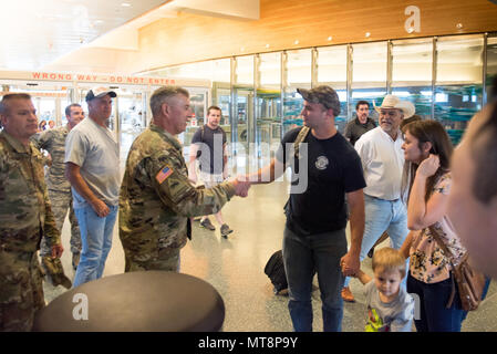 Spc. Joshua Monroe, ein Mitglied der 937th Engineer Detachment (Löschteam), Brig begrüßt. Gen. Michael Garshak, der Adjutant General von Idaho, zusammen mit SPC. Monroe's Frau, Sohn und Freunden, in Boise, Idaho, 16. Mai 2018. Die sieben - Soldat Einheit wieder zu Hause Mittwoch von neun Monate, um die Bereitstellung zu Rumänien zur Unterstützung der US-amerikanischen und internationalen Operationen in Europa. Die Einheit mobilisiert; abgeschlossen im Juli 2017 eine 21-tägige Mobilisierung Ausbildung in Fort Bliss, Texas; für Rumänien eingesetzt, und kehrte nach Fort Bliss 6. Mai Demobilisierung Ausbildung vor der Rückkehr in die Heimat. Stockfoto