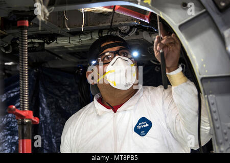 Erasmo Leal, Maschinist vom Corpus Christi Armee Depot (CCAD), reinigt ein HH-60G Pave Hawk Geländer, 15. Mai 2018, bei Moody Air Force Base, Ga Flieger aus dem 723 d Aircraft Maintenance Squadron zusammen mit Maschinisten aus der CCAD führte eine umfassende strukturelle abzureißen und die Wiederherstellung auf einem HH-60G Pave Hawk. Sobald das Flugzeug abgerissen wurde, Flieger und die maschinisten Reparaturen durchgeführt, die für alle ihre Komponenten vor der ähnelt. (U.S. Air Force Foto von Airman 1st Class Eugene Oliver) Stockfoto