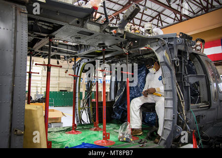 Erasmo Leal, Maschinist vom Corpus Christi Armee Depot (CCAD), inspiziert seine Werkzeuge, 15. Mai 2018, bei Moody Air Force Base, Ga Flieger aus dem 723 d Aircraft Maintenance Squadron zusammen mit Maschinisten aus der CCAD führte eine umfassende strukturelle abzureißen und die Wiederherstellung auf einem HH-60G Pave Hawk. Sobald das Flugzeug abgerissen wurde, Flieger und die maschinisten Reparaturen durchgeführt, die für alle ihre Komponenten vor der ähnelt. (U.S. Air Force Foto von Airman 1st Class Eugene Oliver) Stockfoto