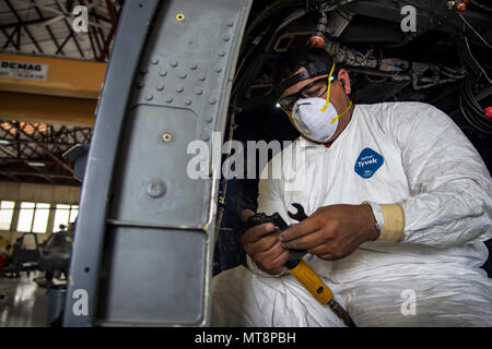 Erasmo Leal, Maschinist vom Corpus Christi Armee Depot (CCAD), inspiziert seine Werkzeuge, 15. Mai 2018, bei Moody Air Force Base, Ga Flieger aus dem 723 d Aircraft Maintenance Squadron zusammen mit Maschinisten aus der CCAD führte eine umfassende strukturelle abzureißen und die Wiederherstellung auf einem HH-60G Pave Hawk. Sobald das Flugzeug abgerissen wurde, Flieger und die maschinisten Reparaturen durchgeführt, die für alle ihre Komponenten vor der ähnelt. (U.S. Air Force Foto von Airman 1st Class Eugene Oliver) Stockfoto