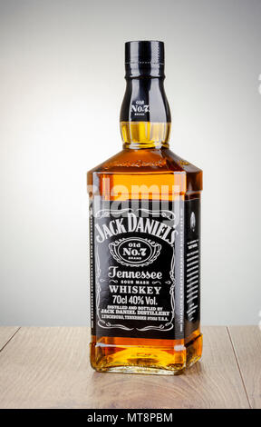 Flasche Jack Daniels Whiskey auf Farbübergang Hintergrund isoliert. Jack Daniels Whiskey hat in Tennessee USA destilliert worden seit 1866 Stockfoto