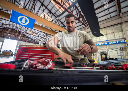 Flieger 1. Klasse Andre Butler, 723 d Aircraft Maintenance Squadron (AMXS) Crew Chief, zieht Kabel aus einem Werkzeugkasten, 15. Mai 2018, bei Moody Air Force Base, Ga Flieger aus dem 723 d AMXS zusammen mit Maschinisten aus dem Corpus Christi Armee Depot führte eine umfassende strukturelle abzureißen und die Wiederherstellung auf einem HH-60G Pave Hawk. Sobald das Flugzeug abgerissen wurde, Flieger und die maschinisten Reparaturen durchgeführt, die für alle ihre Komponenten vor der ähnelt. (U.S. Air Force Foto von Airman 1st Class Eugene Oliver) Stockfoto