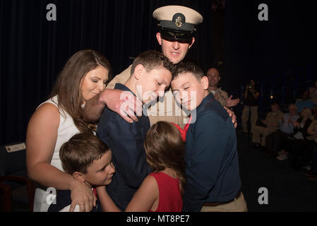 180517-N-MD 297-0183 WASHINGTON (17. Mai 2018) - Das Geschäftsjahr 2017 Navy Reserve Segler des Jahres Chief Engineman Brandon Lovell, Navy Reserve SurgeMain Houston zugeordnet, schließt seine Familie nach Verdienstvoller in den Rang eines Chief Petty Officer während der jährlichen Segler des Jahres Zeremonie Advanced auf der U.S. Navy Memorial in Washington. Lovell ist einer von vier Navy Segler des Jahres (SOYs). Während ihres einwöchigen Besuch in Washington, die SOYs und ihre Familien tourte historische Stätten und genießen besondere Veranstaltungen zu Ihren Ehren statt. (U.S. Marine Foto von Massenkommunikation Spezia Stockfoto