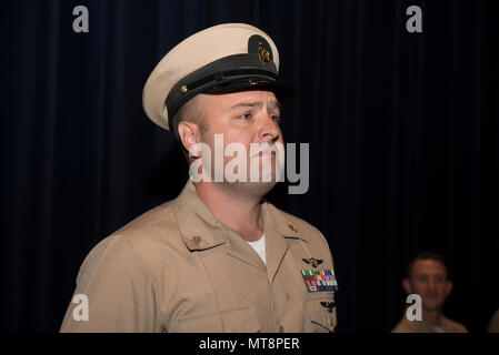 180517-N-MD 297-0126 WASHINGTON (17. Mai 2018) - Das Geschäftsjahr 2017 US-Flotte Kräfte Segler des Jahres Chief Naval Aircrewman (Operator) John Herrman, in Jacksonville, Fla., Patrol Squadron (VP) 16 zugewiesen, Verdienstvoller erweitert, um Chief Petty Officer während der jährlichen Segler des Jahres Zeremonie an der U.S. Navy Memorial in Washington. Herrman ist einer von vier Navy Segler des Jahres (SOYs). Während ihres einwöchigen Besuch in Washington, die SOYs und ihre Familien tourte historische Stätten und genießen besondere Veranstaltungen zu Ihren Ehren statt. (U.S. Marine Foto von Mass Communication Specialist 2 n Stockfoto