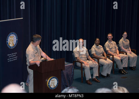 180517-N-MD 297-0068 WASHINGTON (17. Mai 2018) - Stellvertretender Leiter der Marineoperationen (VCNO) Adm. Bill Moran spricht im Geschäftsjahr Sailor 2017 des Jahres Zeremonie an der U.S. Navy Memorial in Washington. Die vier Segler des Jahres (SOYs) stellen US-Flotte Kräfte, der US-Pazifikflotte, Navy Reserve und Marine Ufer, beziehungsweise. Während ihres einwöchigen Besuch in Washington, die SOYs und ihre Familien tourte historische Stätten und genießen besondere Veranstaltungen zu Ihren Ehren statt. (U.S. Marine Foto von Mass Communication Specialist 2. Klasse Huey D. Jüngeren jr./Freigegeben) Stockfoto