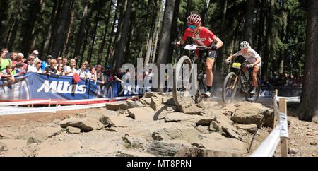 Von links Cross Country Biker ANNIKA LANGVAD von Dänemark und JOLANDA NEFF in der Schweiz in Aktion während der Wm Mountainbiken in Nové Město na Moravě, Tschechische Republik, 27. Mai 2018. (CTK Photo/Libor Plihal) Stockfoto