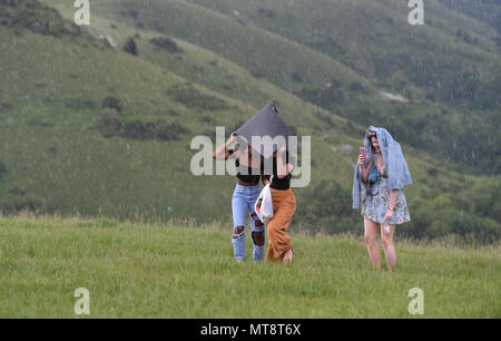 Brighton UK 28 Mai 2018 - Besucher haben Dash für es wie ein Gewitter mit starkem Regen über die berühmte Schönheit Punkt von Teufeln Damm auf der South Downs Nördlich von Brighton während der Feiertag heute: Simon Dack/Alamy Leben Nachrichten machen Stockfoto