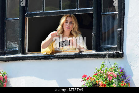 Lose Dorf, UK. 28. Mai 2018. Lose Dorf, Kent, Stacey Solomon (Sänger und Moderator des ITV-Lose Frauen) beginnt der erste von vielen heizt bei der jährlichen May Bank Holiday Duck Race. Die berühmte Ente Rennen, die durch die Lose Annehmlichkeiten Verein organisiert, findet jeden May Bank Holiday auf dem Stream durch die Mitte der losen Dorf in der Nähe von Maidstone. Stacey Uhren Morris Dancers in der Dorfstraße aus dem Fenster der pub Credit: PjrFoto/Alamy leben Nachrichten Stockfoto