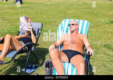 London, Großbritannien. 28. Mai 2018. Ein paar Sonnenbaden auf Wimbledon Common am heißesten Tag des Jahres, da die Temperaturen erreichen 29 Grad Celsius mit thunderstroms später Credit: Amer ghazzal/Alamy leben Nachrichten Stockfoto