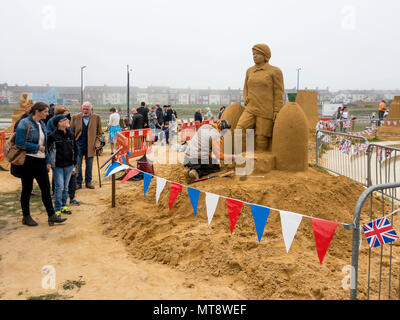 Redcar Cleveland UK vom 28. Mai 2018 Die Küstenstadt Redcar auf der Yorkshire Küste ist zum Gedenken an die Ereignisse von 1918. Mit dem Bau von sandskulpturen von einem internationalen Team von Spezialisten die an Begebenheiten und von der örtlichen Bevölkerung während des Ersten Weltkrieges. Diese Skulptur erinnert an die Arbeit der Frauen in der Stadt, einschließlich der Zusammenarbeit in Fabriken und sportlichen Helden und Animateure Credit: Peter Jordan NE/Alamy leben Nachrichten Stockfoto