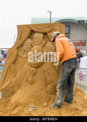 Redcar Cleveland UK vom 28. Mai 2018 Die Küstenstadt Redcar auf der Yorkshire Küste ist zum Gedenken an die Ereignisse von 1918. Mit dem Bau von sandskulpturen von einem internationalen Team von Spezialisten die an Begebenheiten und von der örtlichen Bevölkerung während des Ersten Weltkrieges. Diese Skulptur erinnert an Billy Scarrow, der in den Schützengräben gekämpft wie ein Jugendlicher, überlebte aber in Filmen zu arbeiten und später bildeten eine Pierrot Show namens gemütliche Ecke Animateure in Redcar Credit: Peter Jordan NE/Alamy leben Nachrichten Stockfoto