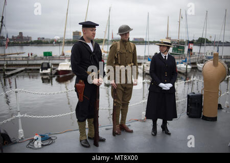 Mai 28, 2018 - Philadelphia, PA, USA - Historische Re-enactors bereiten Sie sich für den Memorial Day Zeremonie an Bord der pensionierte USS Olympia, die zu Hause durchgeführt, um die Überreste der unbekannten Soldaten auf dem Arlington National Cemetery aus Frankreich 1921 beigesetzt. (Bild: © Michael Candelori über ZUMA Draht) Stockfoto