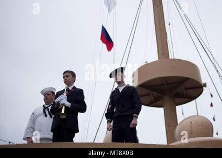 Mai 28, 2018 - Philadelphia, PA, USA - ein Hornist und zwei Matrosen stehen während des Memorial Day Zeremonie an Bord der pensionierte USS Olympia, der letzte Überlebende Schiff, das im Spanisch-Amerikanischen Krieg teilgenommen. (Bild: © Michael Candelori über ZUMA Draht) Stockfoto