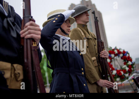 Mai 28, 2018 - Philadelphia, PA, USA - Historische Re-enactors beteiligen sich an der Memorial Day Zeremonie an Bord der pensionierte USS Olympia, der letzte Überlebende Schiff, das im Spanisch-Amerikanischen Krieg teilgenommen. (Bild: © Michael Candelori über ZUMA Draht) Stockfoto