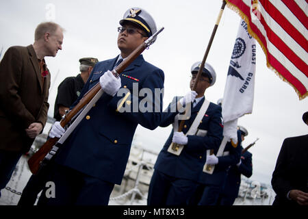 Mai 28, 2018 - Philadelphia, PA, USA, eine Color Guard betritt den Memorial Day Zeremonie an Bord der pensionierte USS Olympia, die zu Hause durchgeführt, um die Überreste der unbekannten Soldaten auf dem Arlington National Cemetery aus Frankreich 1921 beigesetzt. (Bild: © Michael Candelori über ZUMA Draht) Stockfoto