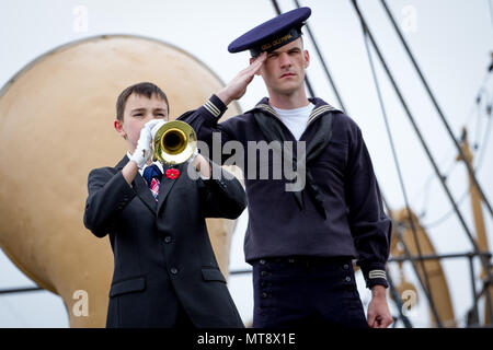 Mai 28, 2018 - Philadelphia, PA, USA - eine junge hornist spielt 'Wasserhähne'' zu Ehren der Gefallenen service Mitglieder während des Memorial Day Zeremonie an Bord der pensionierte USS Olympia, der letzte Überlebende Schiff, das im Spanisch-Amerikanischen Krieg teilgenommen. (Bild: © Michael Candelori über ZUMA Draht) Stockfoto