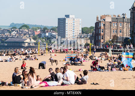 Portobello, Schottland, Großbritannien. 28 Mai, 2018. UK Wetter: sonnig warmen Wetter auf einem Feiertag Montag geholt um Massen zu den Strand an der Portobello ausserhalb von Edinburgh. Credit: Iain Masterton/Alamy leben Nachrichten Stockfoto