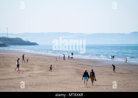 Portobello, Schottland, Großbritannien. 28 Mai, 2018. UK Wetter: sonnig warmen Wetter auf einem Feiertag Montag geholt um Massen zu den Strand an der Portobello ausserhalb von Edinburgh. Credit: Iain Masterton/Alamy leben Nachrichten Stockfoto