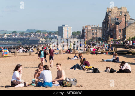 Portobello, Schottland, Großbritannien. 28 Mai, 2018. UK Wetter: sonnig warmen Wetter auf einem Feiertag Montag geholt um Massen zu den Strand an der Portobello ausserhalb von Edinburgh. Credit: Iain Masterton/Alamy leben Nachrichten Stockfoto