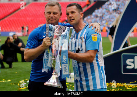 London, Großbritannien. 28. Mai 2018. Coventry City Manager Mark Robins (L) und Michael Doyle von Coventry City (R) pose mit der Siegertrophäe. EFL Skybet Fußball-Liga zwei Play-off Finale, Coventry City v Exeter City im Wembley Stadion in London am Montag, den 28. Mai 2018. Dieses Bild dürfen nur für redaktionelle Zwecke verwendet werden. Nur die redaktionelle Nutzung, eine Lizenz für die gewerbliche Nutzung erforderlich. Keine Verwendung in Wetten, Spiele oder einer einzelnen Verein/Liga/player Publikationen. pic von Steffan Bowen/Andrew Orchard sport Fotografie/Alamy leben Nachrichten Stockfoto