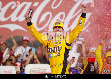 Mai 27, 2018 - Concord, North Carolina, USA - KYLE BOSCH (18) feiert den Gewinn der NASCAR Monster Energy Serie Coca-Cola 600, in Charlotte Motor Speedway. (Bild: © Chris Owens Asp Inc/ASP über ZUMA Draht) Stockfoto