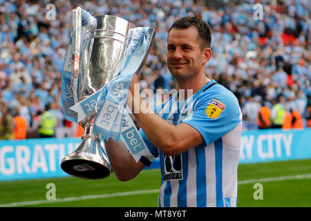 London, Großbritannien. 28. Mai 2018. Michael Doyle von Coventry City wirft mit der Trophäe. EFL Skybet Fußball-Liga zwei Play-off Finale, Coventry City v Exeter City im Wembley Stadion in London am Montag, den 28. Mai 2018. Dieses Bild dürfen nur für redaktionelle Zwecke verwendet werden. Nur die redaktionelle Nutzung, eine Lizenz für die gewerbliche Nutzung erforderlich. Keine Verwendung in Wetten, Spiele oder einer einzelnen Verein/Liga/player Publikationen. pic von Steffan Bowen/Andrew Orchard sport Fotografie/Alamy leben Nachrichten Stockfoto