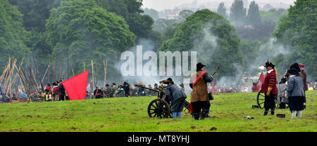 Bristol, UK, 28. Mai 2018. Re-enactment der Englischen Bürgerkrieg, die Belagerung von Bristol auf seiner 375. Jahrestag der Schlachten (1645) zwischen Parlamentariern ("Roundheads") und Royalisten ("Kavaliere") wieder von Mitgliedern des versiegelten Knoten in Bristol Ashton Gericht erlassen. Credit: Charles Stirling/Alamy leben Nachrichten Stockfoto