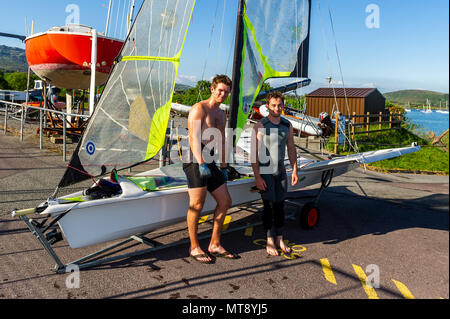 Schull, Irland. 28 Mai, 2018. Tokyo 2020 Olympic hopefuls Oisín O'Driscoll und Mark Hassett in Ihren 49er in Schull auf einem unglaublich heißen Tag in Schull ausgebildet. Met Éireann hat einen warmen Abend mit hazy Sonnenschein und die ungeraden Dusche mit Tiefen von 10 bis 14 C Credit: Andy Gibson/Alamy Leben Nachrichten Prognose. Stockfoto