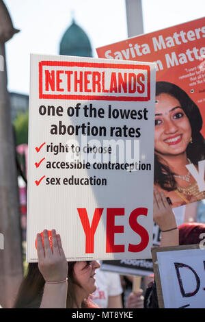 Belfast, Nordirland. 28/05/2018 - eine Demonstrantin hält ein Banner mit der Meldung "Niederlande. Eine der senkt die Abtreibung raten". Rund 500 Menschen versammeln sich in der City Hall von Belfast für die Entkriminalisierung der Abtreibung in Nordirland zu nennen. Es kommt der Tag nach dem Referendum in der Republik Irland einen wesentlichen 'Ja' zur Beseitigung der 8. Änderung der Verfassung, das gleiche Recht auf Leben sowohl für die Mutter und das Baby zurück, die Abtreibung zu verbieten, unter allen Umständen. Stockfoto