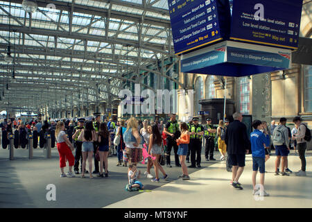 Glasgow, Schottland, Großbritannien, 28. Mai 2018. UK Wetter: Sonnig Sommer Wetter Köche der Stadt und scotrail Züge haben Beschränkungen auf Alkohol am Hauptbahnhof und allen Punkten yo Troon als Jugendliche Reisen für Touristen und Einheimische in der Sonne beeinflussen. Credit: Gerard Fähre / alamy Leben Nachrichten Stockfoto