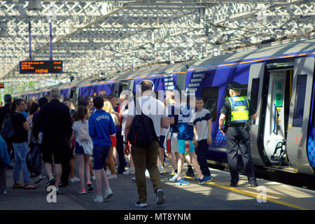 Glasgow, Schottland, Großbritannien, 28. Mai 2018. UK Wetter: Sonnig Sommer Wetter Köche der Stadt und scotrail Züge haben Beschränkungen auf Alkohol am Hauptbahnhof und allen Punkten yo Troon als Jugendliche Reisen für Touristen und Einheimische in der Sonne beeinflussen. Credit: Gerard Fähre / alamy Leben Nachrichten Stockfoto