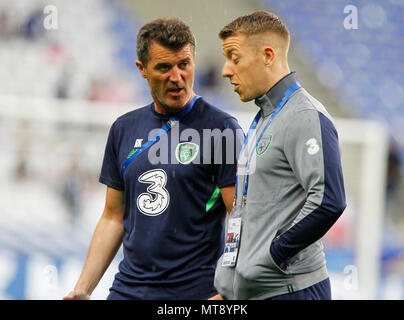 Stade de France, Paris, Frankreich. 28 Mai, 2018. Internationaler Fußball-freundlich, Frankreich, Republik Irland, Republik Irland, Assistant Manager Roy Keane spricht mit Torwart Shane geschmeidig, wie Sie die Tonhöhe der Credit: Aktion plus Sport/Alamy Leben Nachrichten prüfen Stockfoto