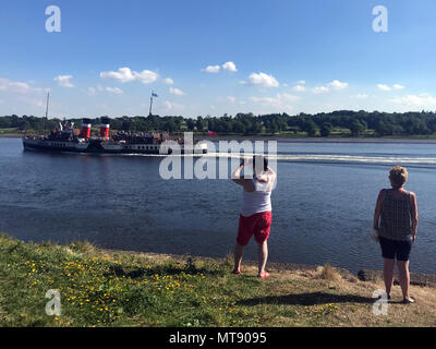 Glasgow, UK. 28 Mai, 2018. Mitglieder der öffentlichkeit Bilder der PS Waverly als Sie reist den Fluss Clyde in Glasgow, Schottland. PS Waverley ist das letzte seegehende Fahrgastkapazität führen Raddampfer der Welt. 1946 gebaut, sie fuhr von Craigendoran auf den Firth of Clyde zu Arrochar auf Loch Long bis 1973. 28/5/18 Bild © Andy Buchanan 2018 Credit: Andy Buchanan/Alamy leben Nachrichten Stockfoto