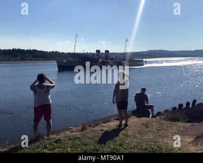 Glasgow, UK. 28 Mai, 2018. Mitglieder der öffentlichkeit Bilder der PS Waverly als Sie reist den Fluss Clyde in Glasgow, Schottland. PS Waverley ist das letzte seegehende Fahrgastkapazität führen Raddampfer der Welt. 1946 gebaut, sie fuhr von Craigendoran auf den Firth of Clyde zu Arrochar auf Loch Long bis 1973. 28/5/18 Bild © Andy Buchanan 2018 Credit: Andy Buchanan/Alamy leben Nachrichten Stockfoto