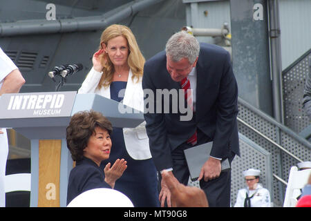 Mai 28, 2018 - New York, New York, USA - Memorial Day Zeremonie auf Intrepid Sea, Air & Space Museum in New York City. Sekretär der Arbeit Elaine Chao spricht mit N.y.c. Bürgermeister Bill De Blasio (Credit Bild: © Bruce Cotler/Kugel Fotos über ZUMA Draht) Stockfoto