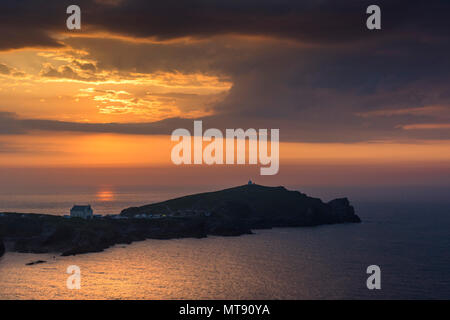 Newquay, Cornwall, England. 28 Mai, 2018. UK Wetter. Ein herrlicher Sonnenuntergang über den Towan Strand ein Tag der wunderbare Sommer Wetter für Newquay, Cornwall zu Ende. Gordon Scammell/Alamy leben Nachrichten Stockfoto