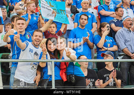 St. Gallen, Schweiz. 28. Mai 2018. Italien Fans während der Fußball-Weltmeisterschaft 2018 Vorbereitung Spiel Italien gegen Saudi-Arabien in St. Gallen. Die Nationalmannschaft aus Saudi Arabien wird über das Spiel zur FIFA WM 2018 Endrunde in Russland vorbereiten, während Italien nicht für die WM-Endrunde qualifizieren. Stockfoto