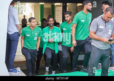 St. Gallen, Schweiz. 28. Mai 2018. Saudi Team betritt das Stadion an der Fußball-Weltmeisterschaft 2018 Vorbereitung Spiel Italien gegen Saudi-Arabien in St. Gallen. Die Nationalmannschaft aus Saudi Arabien wird über das Spiel zur FIFA WM 2018 Endrunde in Russland vorbereiten, während Italien nicht für die WM-Endrunde qualifizieren. Stockfoto