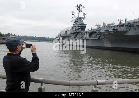 New York, NY, USA. 28 Mai, 2018. Atmosphäre während der 2018 Memorial Day Zeremonie an Bord der U.S.S Intrepid Sea, Air Space Museum am Mai 28, 2018 in New York City. Quelle: MPI 43/Media Punch/Alamy leben Nachrichten Stockfoto