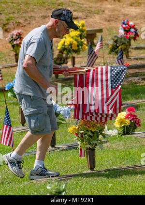 HAUGHTON, LA, USA - 28. MAI 2018: Ein freiwilliger Orten Fahnen auf die Gräber der Kriegsveteranen. Credit: Allen J.M. Smith/Alamy leben Nachrichten Stockfoto