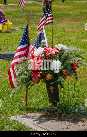 HAUGHTON, LA, USA - 28. MAI 2018: Fahnen und Blumen auf die Gräber der militärischen Veteranen platziert worden sind. Credit: Allen J.M. Smith/Alamy leben Nachrichten Stockfoto