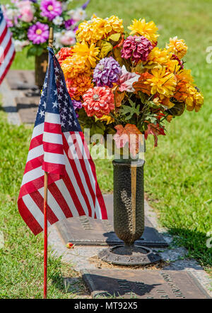 HAUGHTON, LA, USA - 28. MAI 2018: Fahnen und Blumen auf die Gräber der militärischen Veteranen platziert worden sind. Credit: Allen J.M. Smith/Alamy leben Nachrichten Stockfoto