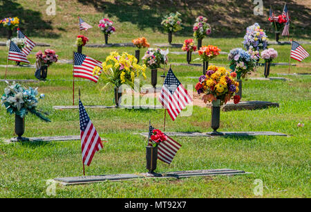 HAUGHTON, LA, USA - 28. MAI 2018: Blumen und Fahnen auf die Gräber der militärischen Veteranen platziert worden sind. Credit: Allen J.M. Smith/Alamy leben Nachrichten Stockfoto