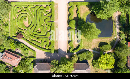 28. Mai 2018, Deutschland, Mosigkau: Das Labyrinth im Garten der Mosigkau Schloss (Schloss Mosigkau) - mit einer Drohne getroffen. Das Labyrinth und der Palast, der zum UNESCO-Weltkulturerbe gehören 'Dessau - Wörlitzer Gartenreich". Der Palast, der von 1752-1757 erbaut wurde, diente als Sommerresidenz für Anna Wilhelmine von Anhalt-Dessau. Foto: Jan Woitas/dpa-Zentralbild/dpa Stockfoto